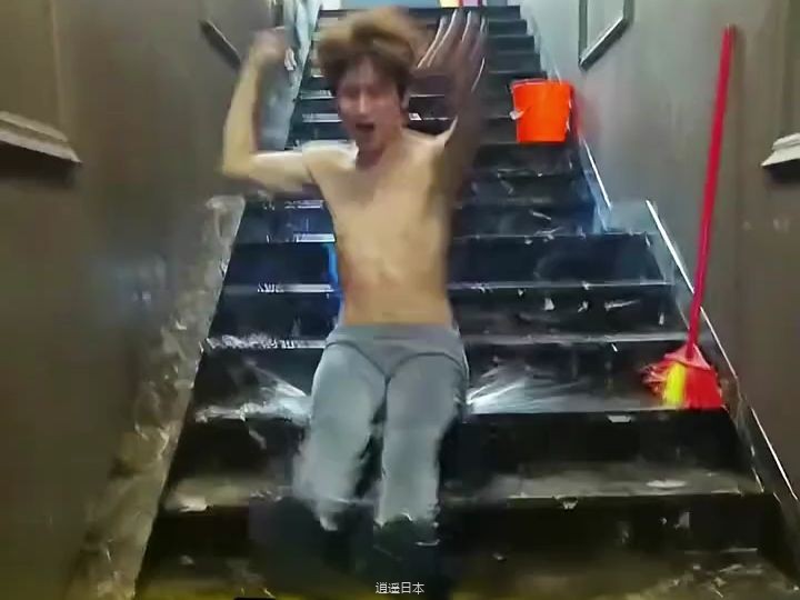 刹不住车的爆笑瞬间，没有一步是自愿的#每日一笑 #倒霉蛋-1.jpg