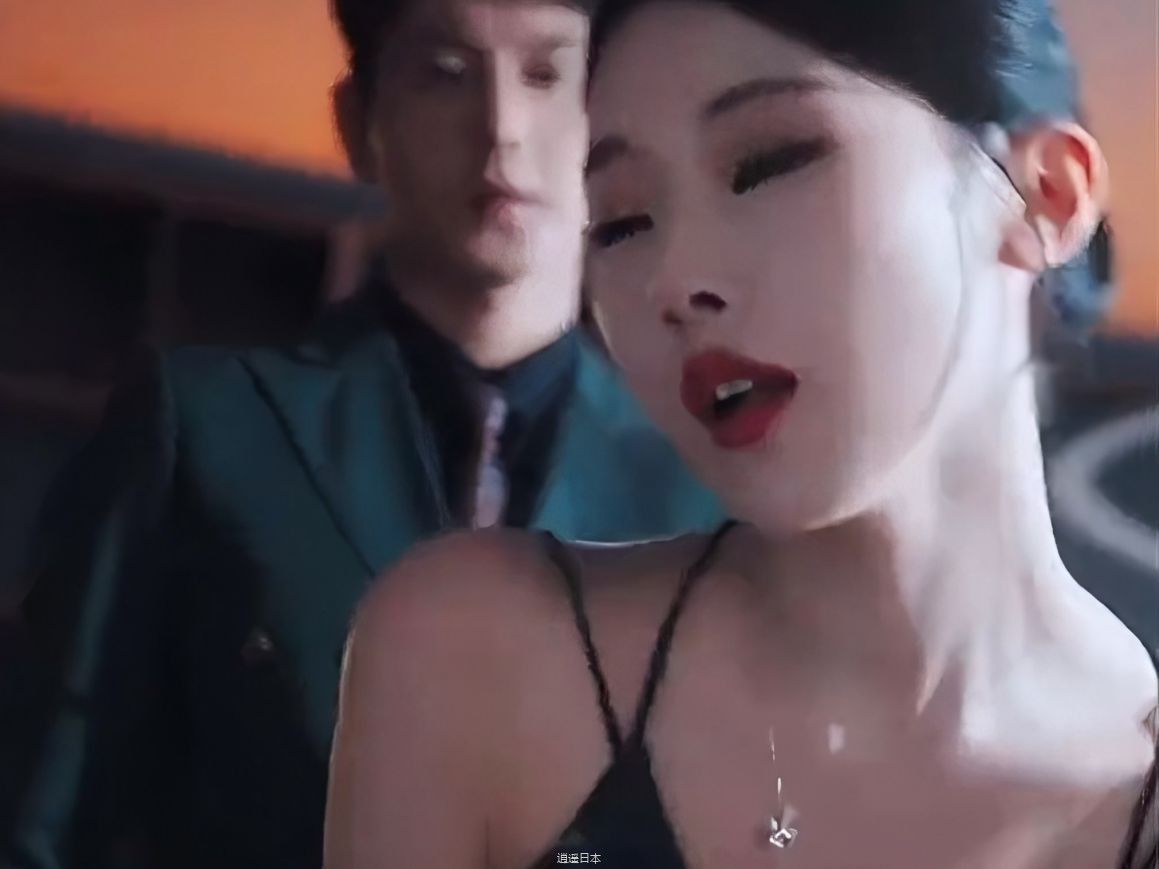 “男人缓缓脱下女领导的衣服，将她压在办公桌上蓄势待发”-1.jpg