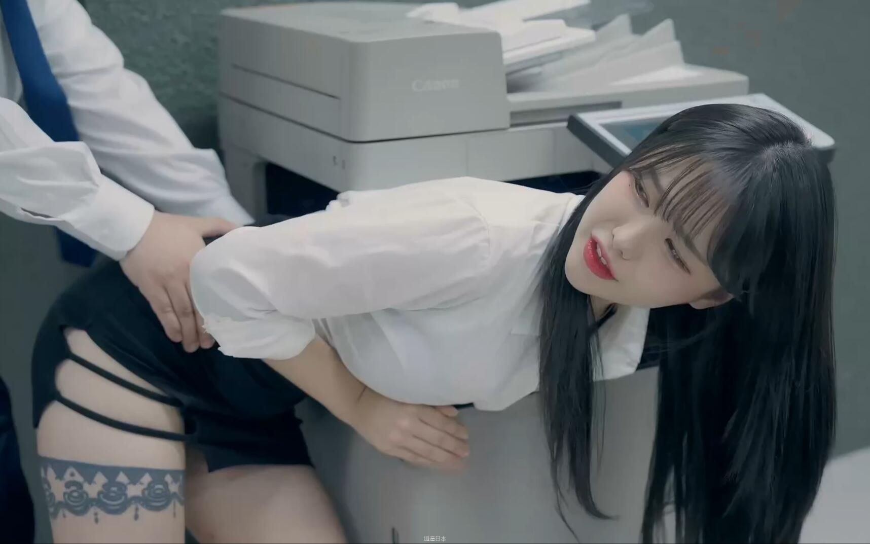性感科长和美女同事都喜欢我，该怎么办呢？-1.jpg