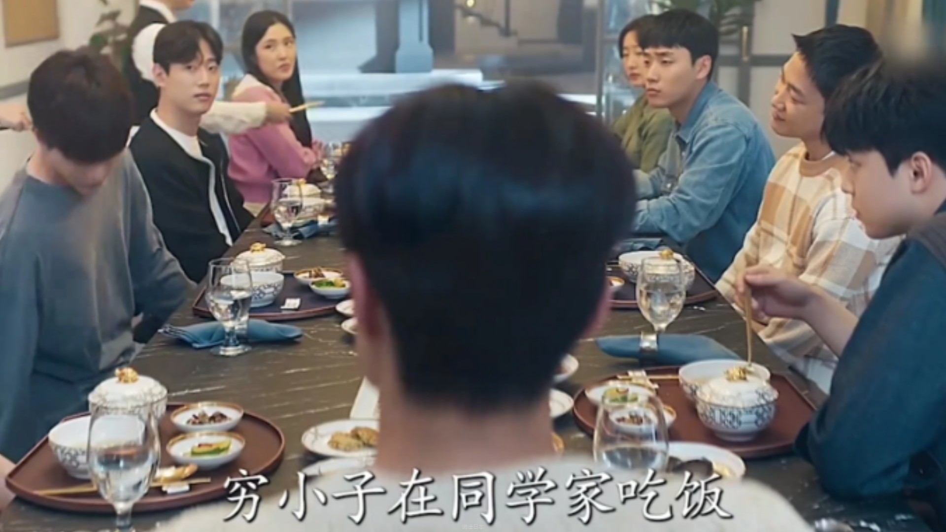 穷小子在同学家吃饭，自备一个金勺子，大家都嘲笑他，殊不知穷小伙很快就能成为韩国最有钱的富豪！  一口气看完高分电影《翻转富贵》第一季！-1.jpg