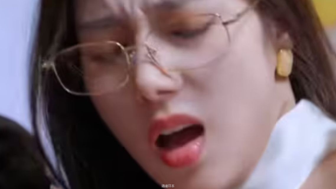 美女不知道自己房间有个男人，一进房间就开始脱衣服，带球撞击犯规啊.....-1.jpg