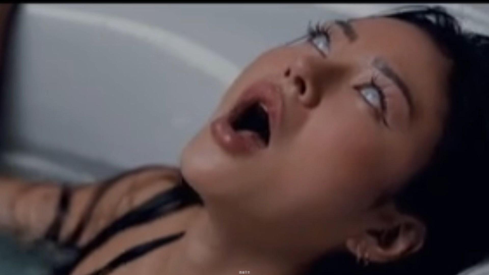 性感美女被掉落怪虫寄生控制身体-1.jpg